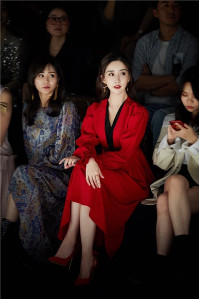 陈欣予亮相上海时装周 长裙飘飘仙女范十足