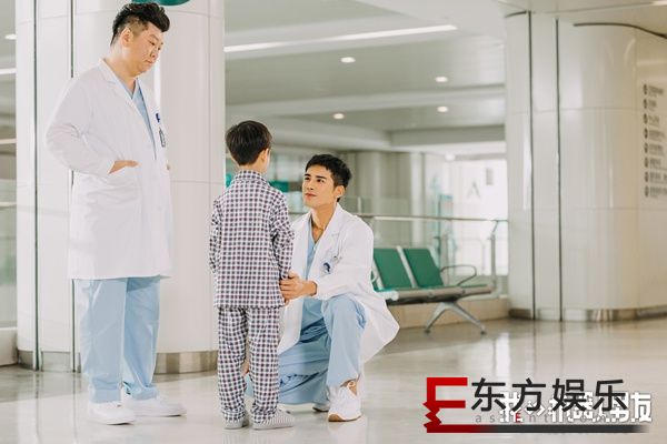 姜潮《我的机器人男友》化身外科医生上演“制服杀” 外冷内热尽显高冷本质