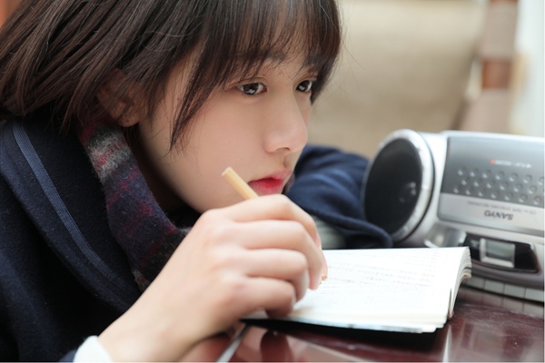 凌美仕深秋写真大片曝光 元气少女清朗如月