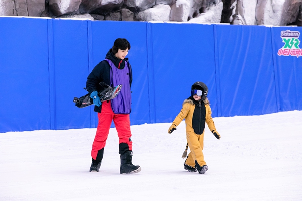 《小巨人运动会》陈立农汪苏泷滑雪初体验 笑容灿烂尽显少年感