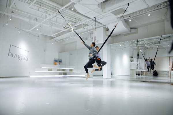 黄圣依杨子“空中芭蕾” 夫妻合体挑战室内蹦极